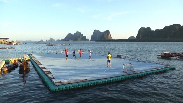 Fútbol sobre el agua: la pasión por el deporte rey supera todos los obstáculos - Sputnik Mundo