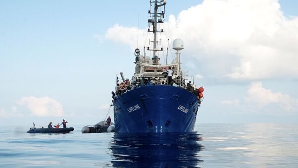 Migrantes en el buque de la ONG Lifeline - Sputnik Mundo