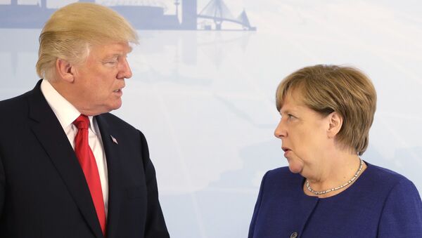 U.S. President Donald Trump, left, and German Chancellor Angela Merkel pose for a photograph prior to a bilateral meeting on the eve of the G-20 summit in Hamburg, northern Germany, Thursday, July 6, 2017 - Sputnik Mundo