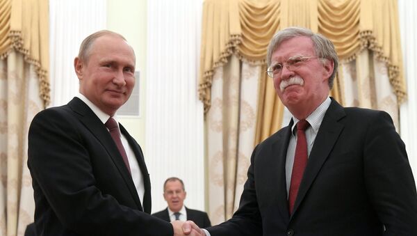 El presidente ruso, Vladímir Putin y el asesor de la presidencia norteamericana para la Seguridad Nacional, John Bolton - Sputnik Mundo