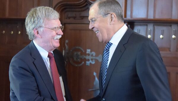 El ministro de Exteriores de Rusia, Serguéi Lavrov, con el asesor de Seguridad Nacional de EEUU, John Bolton - Sputnik Mundo
