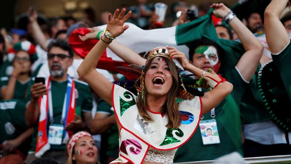 Aficionados mexicanos durante el partido de México contra Suecia - Sputnik Mundo