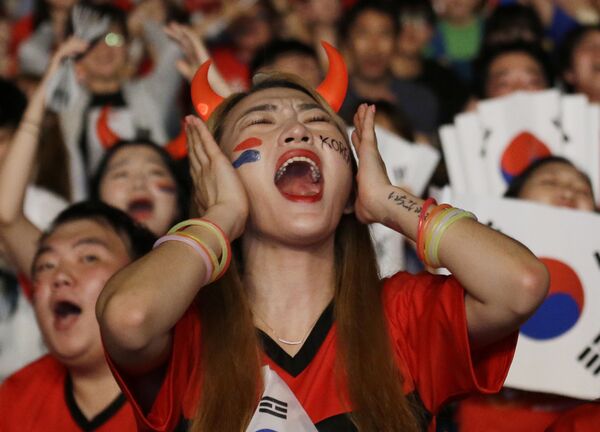 Sonrisas y lágrimas: las emociones a flor de piel de los fans del Mundial de Rusia 2018 - Sputnik Mundo