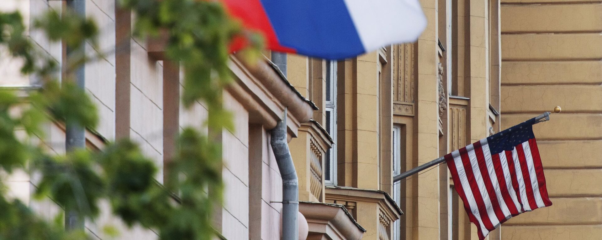 Banderas de EEUU y de Rusia en las proximidades de la Embajada de EEUU en Moscú. - Sputnik Mundo, 1920, 11.05.2023