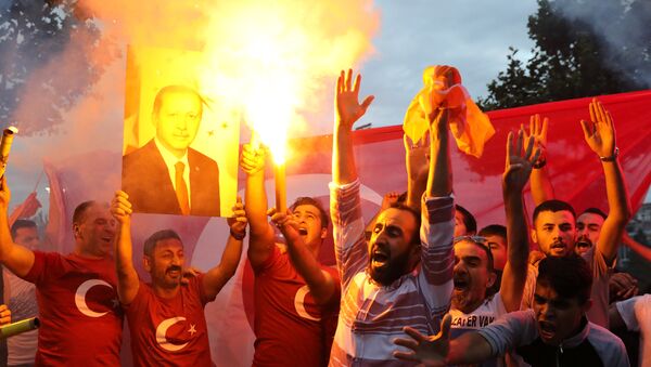 Seguidores de Recep Tayyip Erdogan, presidente de Turquía - Sputnik Mundo