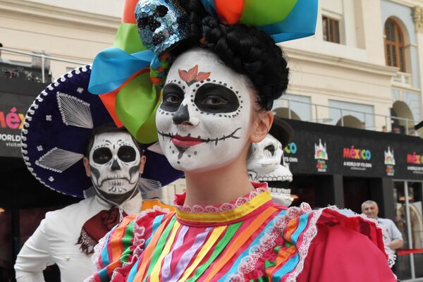 Dos 'esqueletos' posan para la cámara durante el espectáculo de Día de Muertos en Moscú. - Sputnik Mundo
