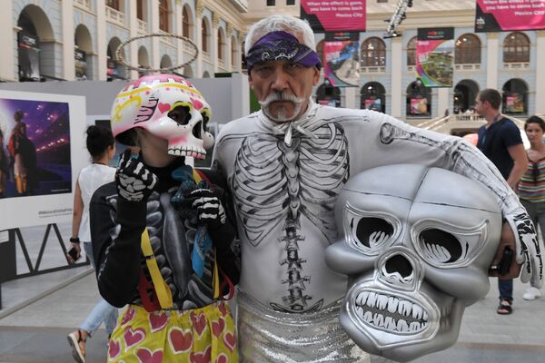 Unas de las personas que participaron en el carnaval del Día de Muertos de Moscú. - Sputnik Mundo