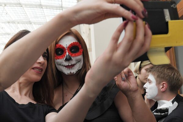 Una selfi con la calavera Catrina, la cara más importante en el Día de Muertos para los mexicanos. - Sputnik Mundo