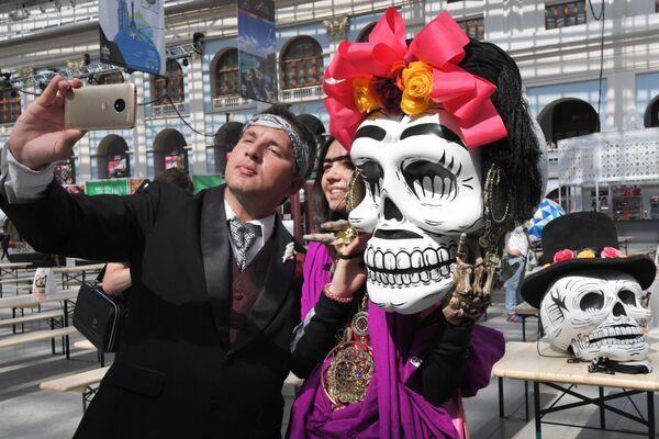 Otros de los 'muertos' que participan en el carnaval para celebrar el Día de Muertos en Moscú. - Sputnik Mundo