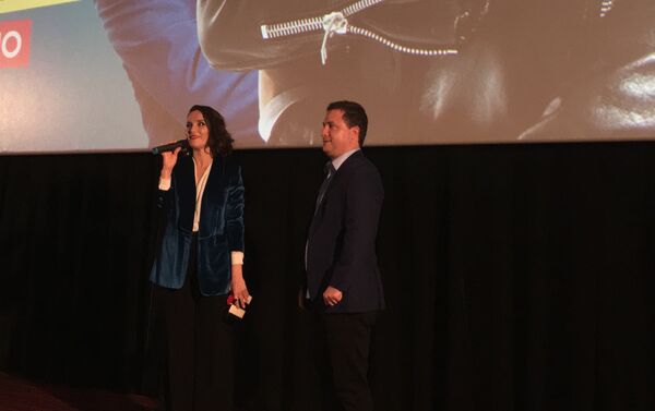 Natalia Oreiro en el preestreno de su película Re Loca junto al director Mariano Zaidelis - Sputnik Mundo