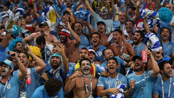 Hinchas uruguayos celebran la victoria sobre Portugal que garantizó la participación de la selección celeste en los cuartos de final del Mundial de Rusia 2018. - Sputnik Mundo