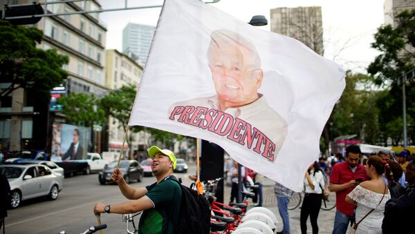 Bandera con retrato de Andrés Manuel López Obrador - Sputnik Mundo