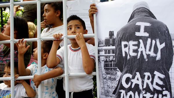 Protestas contra la política migratoria de EEUU frente a la Embajada estadounidense en México - Sputnik Mundo