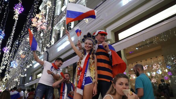 Болельщики празднуют победу сборной России - Sputnik Mundo