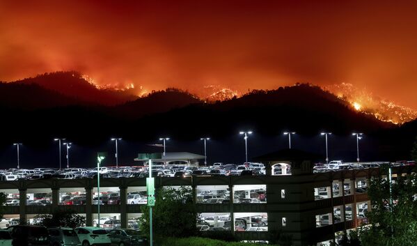 Los incendios forestales devoran California - Sputnik Mundo