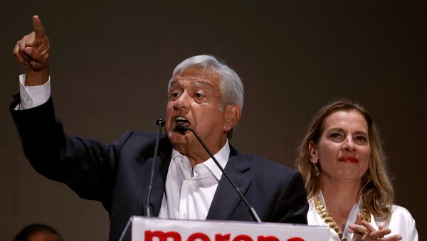 El presidente electo de México, Andrés Manuel López Obrador, junto a su esposa Beatriz Gutiérrez Muller. - Sputnik Mundo