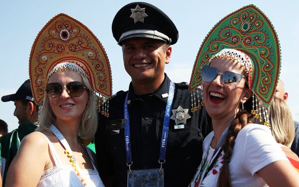 Un oficial de la Policía mexicana y dos hinchas rusas antes del partido entre Brasil y México en Samara - Sputnik Mundo