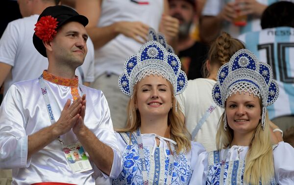 Tres hinchas de la selección rusa - Sputnik Mundo