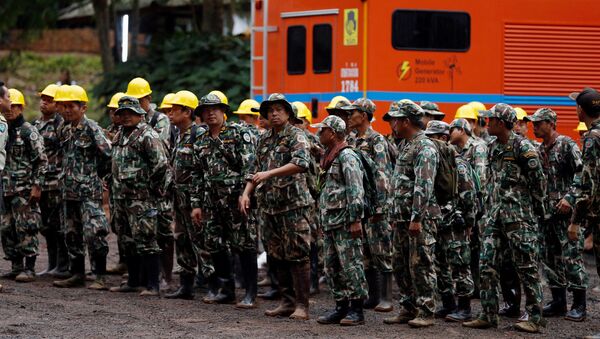 La operación de rescate de 13 futbolistas que quedaron atrapados en una cueva en Tailandia - Sputnik Mundo