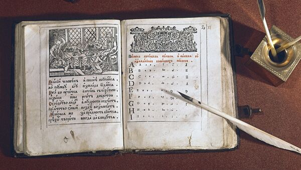 Un libro con el alfabeto ruso, 1701 - Sputnik Mundo