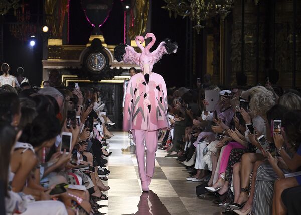 ¿En serio? Los conjuntos más locos de la Semana de la Moda de París - Sputnik Mundo