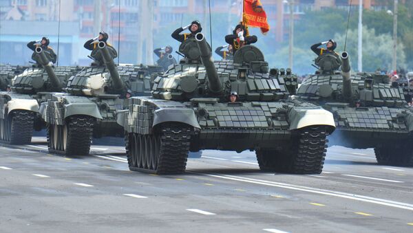 Tanques T-72B durante el desfile militar para conmemorar el Día de la Independencia de Bielorrusia, Minsk, 3 e julio de 2018 - Sputnik Mundo
