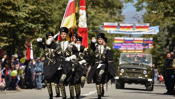 Desfile por motivo del XXV aniversario de la independencia de Osetia del Sur en Tsjinval en 2015 - Sputnik Mundo