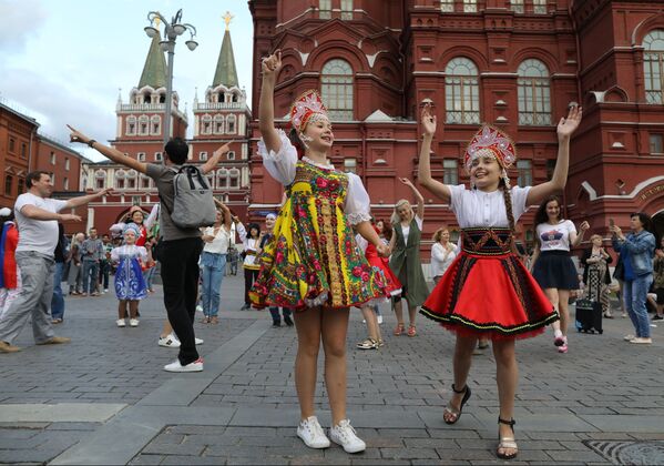 Los tradicionales 'kokóshnik' rusos conquistan a los hinchas del Mundial - Sputnik Mundo