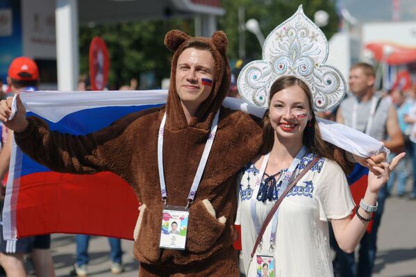 Los tradicionales 'kokóshnik' rusos conquistan a los hinchas del Mundial - Sputnik Mundo