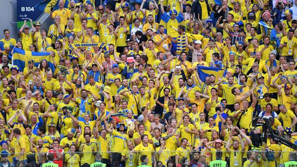Hinchas suecos celebran la victoria de su selección sobre Suiza en los octavos de final - Sputnik Mundo