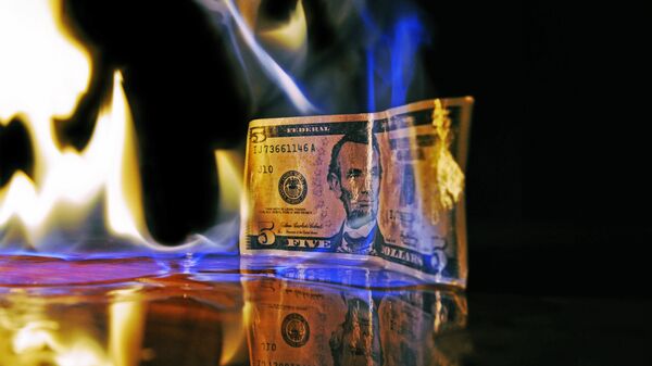 Un billete de dólar estadounidense en llamas (imagen referencial) - Sputnik Mundo