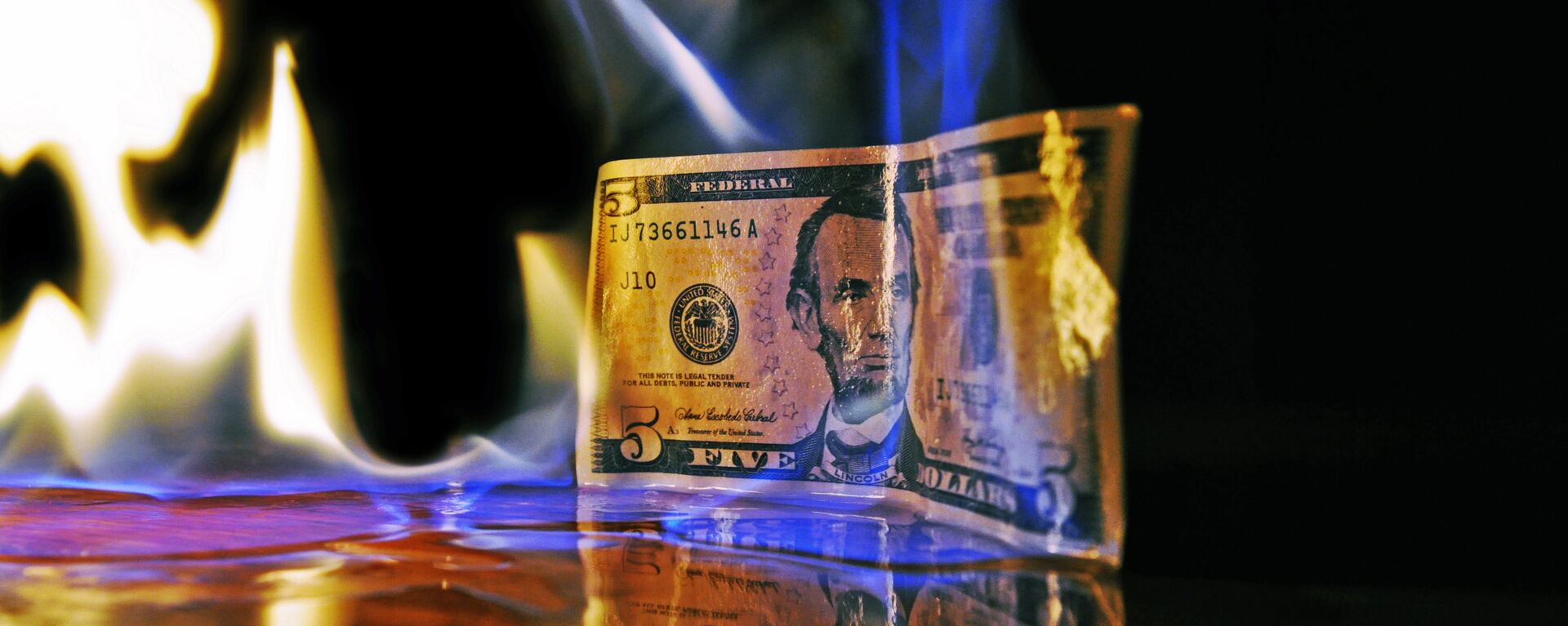 Un billete de dólar estadounidense en llamas - Sputnik Mundo, 1920, 18.03.2022