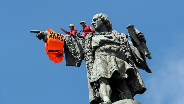 Un chaleco salvavidas en el monumento de Cristobál Colón de Barcelona - Sputnik Mundo