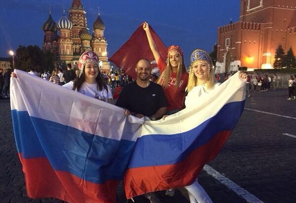 Dawits con hinchas rusas en la Plaza Roja - Sputnik Mundo