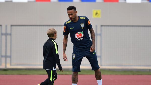 El futbolista brasileño Neymar juega con su hijo Davi Lucca - Sputnik Mundo