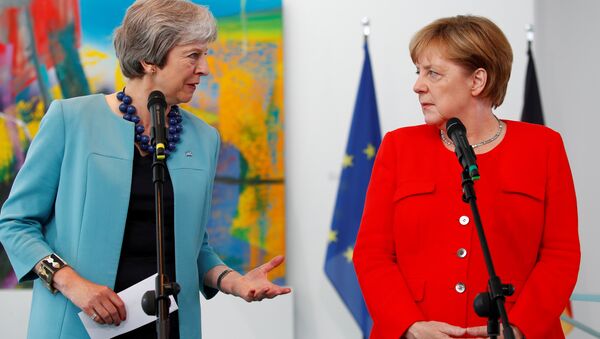 La primera ministra del Reino Unido Theresa May y la canciller de Alemania Angela Merkel - Sputnik Mundo