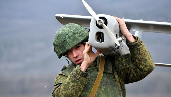 Soldado ruso con un dron (Archivo) - Sputnik Mundo