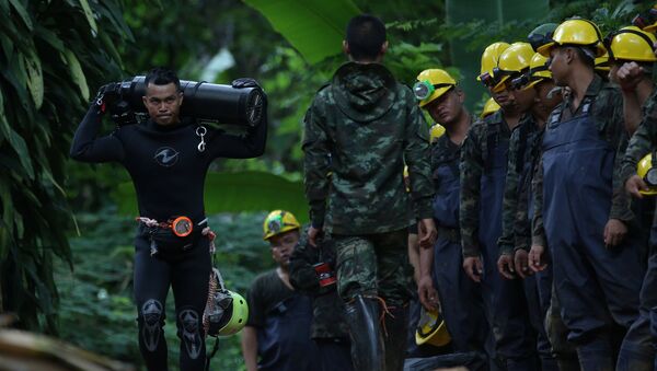 Operación de rescate de los niños atrapados en una cueva en Tailandia - Sputnik Mundo