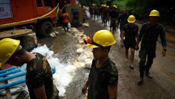 Operación de rescate de los niños atrapados en una cueva en Tailandia - Sputnik Mundo