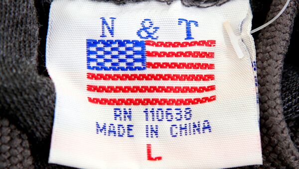 Una etiqueta con la bandera de EEUU y la frase 'Hecho en China' (imagen referencial) - Sputnik Mundo