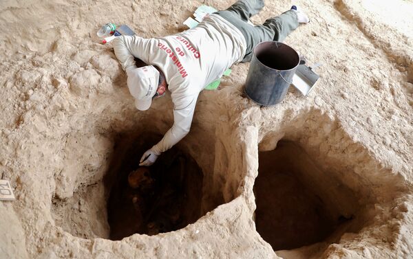 La inspección de la tumba en el complejo arquitectónico de Túcume, Perú - Sputnik Mundo
