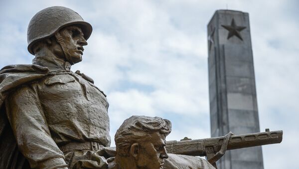 Una escultura en la tumba de los soldados soviéticos en Varsovia - Sputnik Mundo