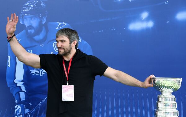 El jugador ruso de hockey Ovechkin lleva la Copa Stanley a la FIFA Fan Fest de Moscú - Sputnik Mundo
