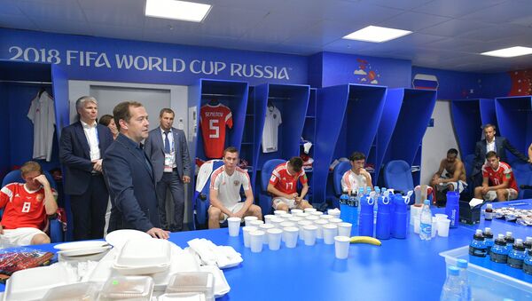 El primer ministro de Rusia Dmitry Medvedev en el vestuario de la selección rusa - Sputnik Mundo
