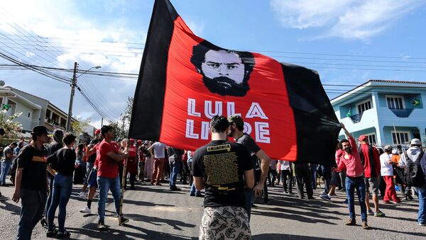 Partidarios del expresidente brasileño Luiz Inácio Lula da Silva sostienen una bandera junto al edificio de la Policía, en Curitiba. - Sputnik Mundo