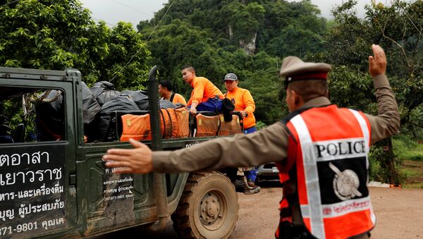 Se reanuda operación de evacuación de menores atrapados en una cueva de Tailandia - Sputnik Mundo