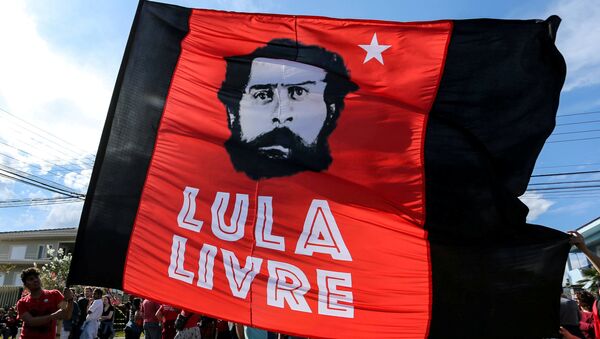 Partidarios del expresidente brasileño Luiz Inácio Lula da Silva sostienen una bandera junto al edificio de la Policía, en Curitiba - Sputnik Mundo