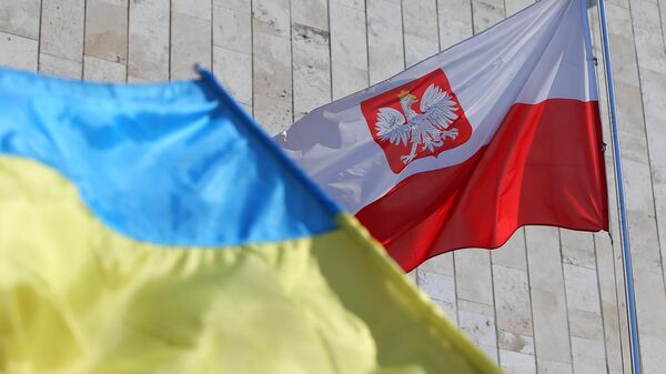 Banderas de Ucrania y Polonia - Sputnik Mundo