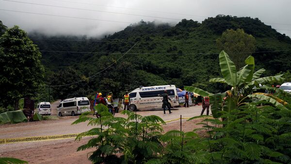 Varias ambulancias, cerca de la cueva donde quedaron atrapados los 13 futbolistas (Tailandia) - Sputnik Mundo
