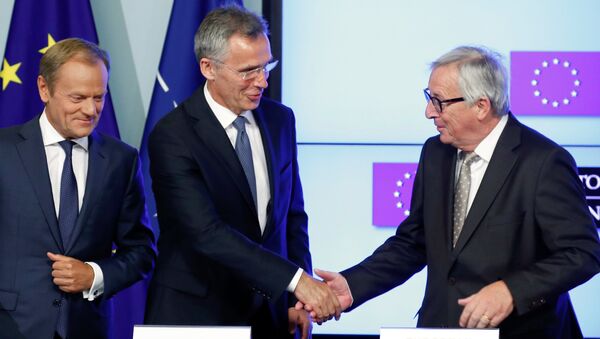 E presidente del Consejo Europeo, Donald Tusk, el secretario general de la OTAN, Jens Stoltenberg, y el presidente de la Comisión Europea, Jean-Claude Juncker - Sputnik Mundo